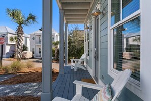 Terrace/patio - Coastal Beach home 2 minutes to Beach/Community Pool/Outdoor dining space/2 parking areas/Sleeps 10 (Santa Rosa Beach)