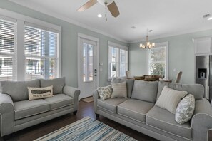 TV - Coastal Beach home 2 minutes to Beach/Community Pool/Outdoor dining space/2 parking areas/Sleeps 10 (Santa Rosa Beach)