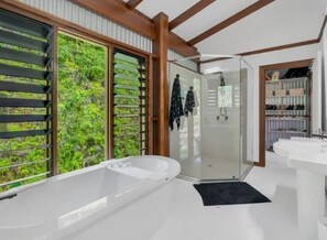 Shower, hair dryer, towels, soap - Private sanctuary with views for days
Entire home in Mossman Gorge, Australia (Mossman Gorge)