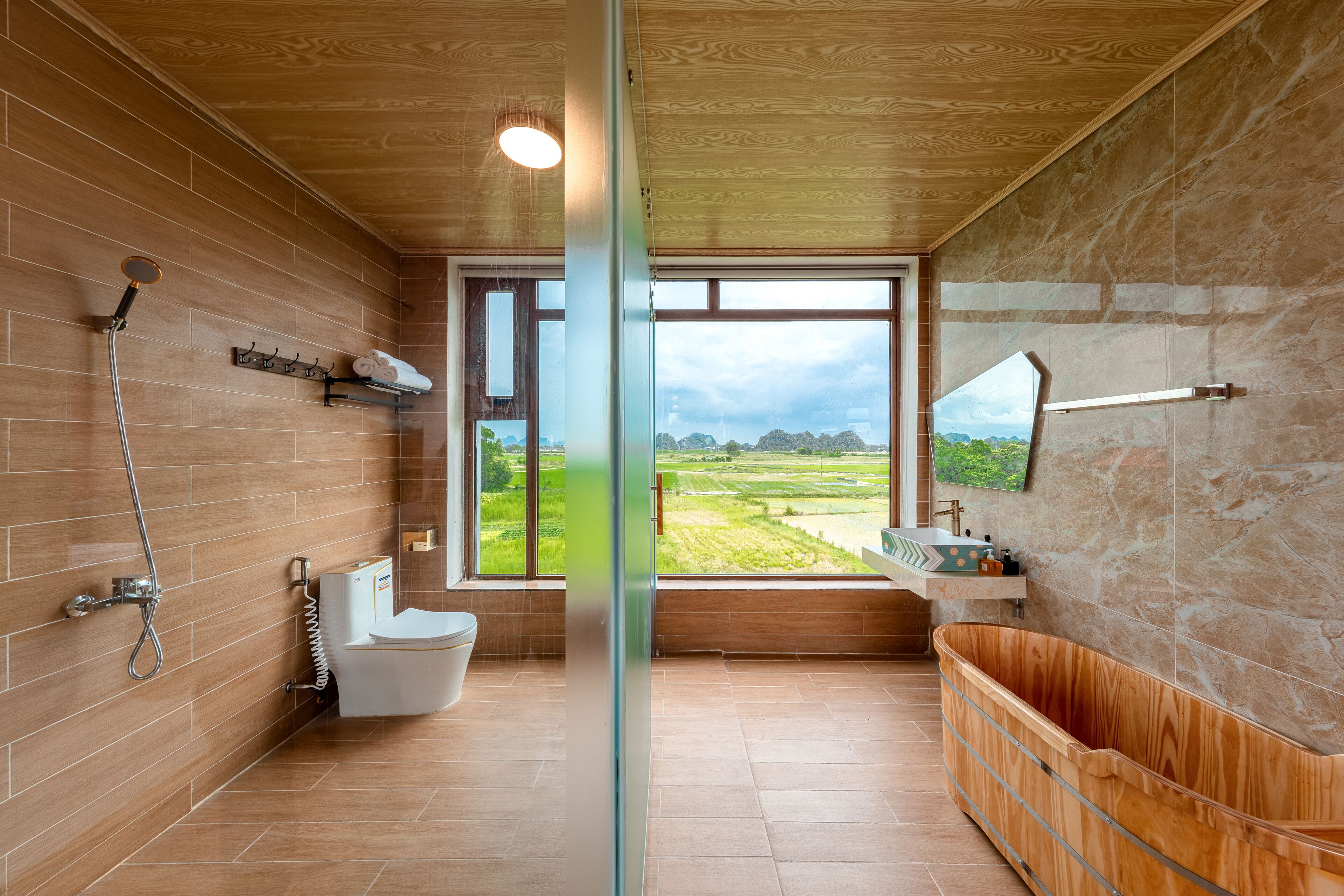 Romantisches Doppelzimmer | Badezimmer | Designer-Toilettenartikel, Haartrockner, Hausschuhe, Handtücher