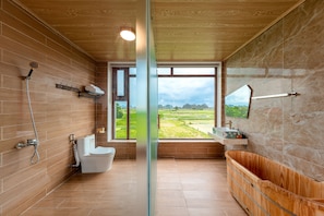 Chambre romantique double | Salle de bain | Articles de toilette griffés, séchoir à cheveux, pantoufles