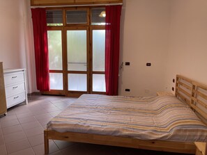 1 habitación, tabla de planchar con plancha y cuna de viaje