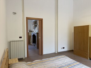 1 quarto, ferros/tábuas de passar roupa, berço de viagem