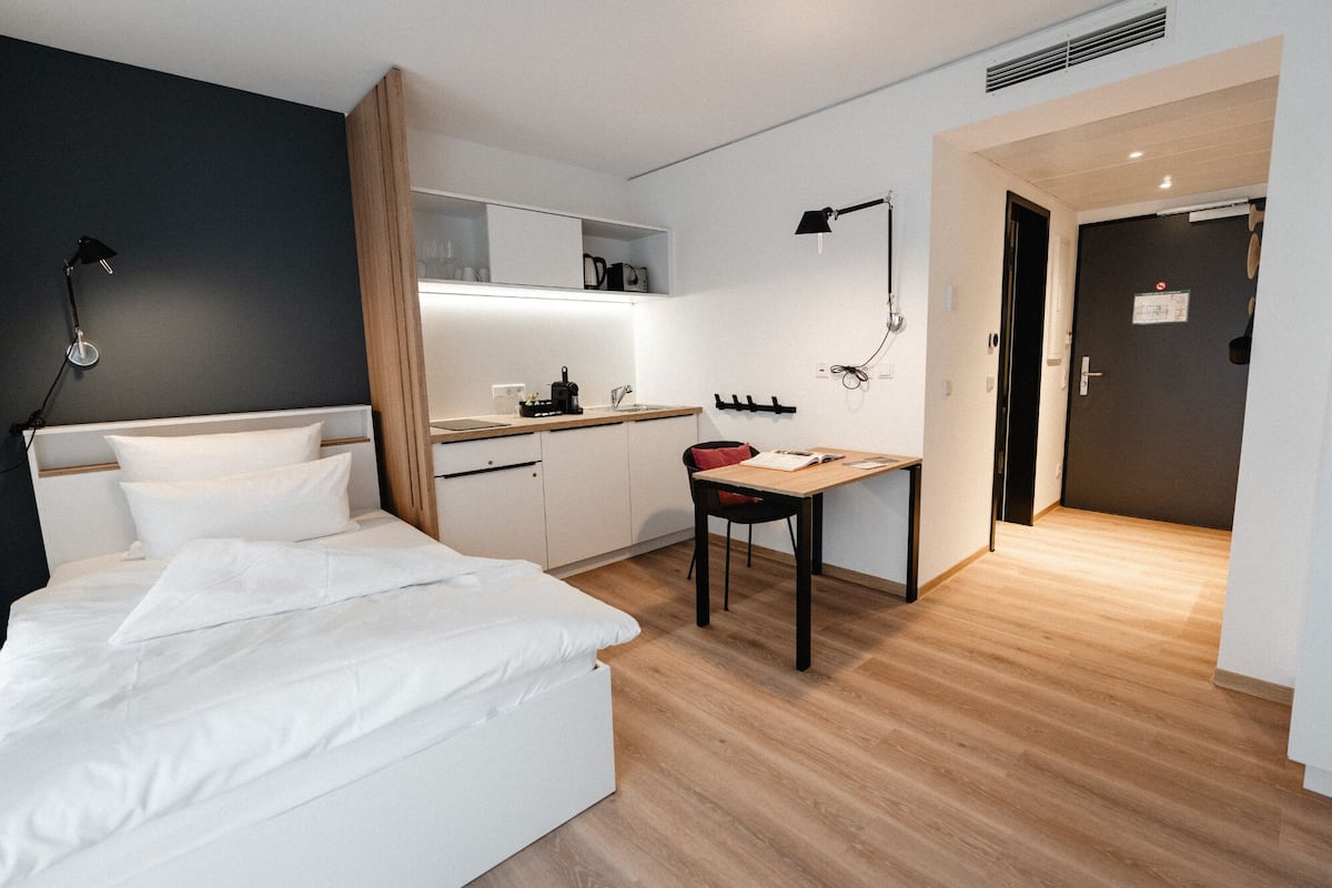 Business Studio | Hypo-allergenic bedding, in-room safe, iron/ironing board