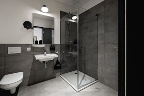 Shower, rainfall showerhead, hair dryer, towels - The Place Apartments (Herzogenaurach)