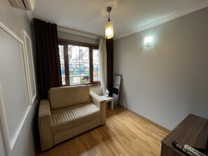 Leilighet – standard | Blendingsgardiner, strykejern/-brett og wi-fi (inkludert)