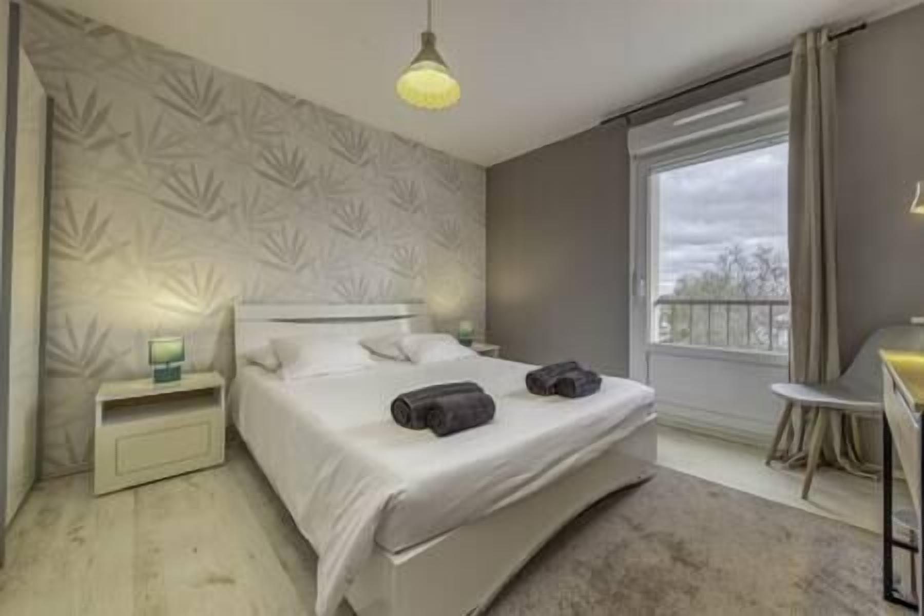 3 bedrooms, iron/ironing board, travel cot, Internet