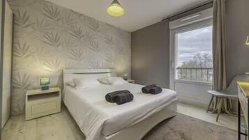 3 habitaciones, tabla de planchar con plancha, cuna de viaje y internet