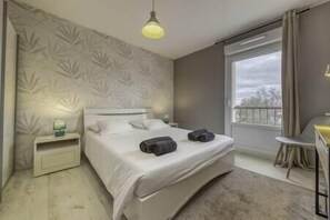 3 habitaciones, tabla de planchar con plancha, cuna de viaje y internet 