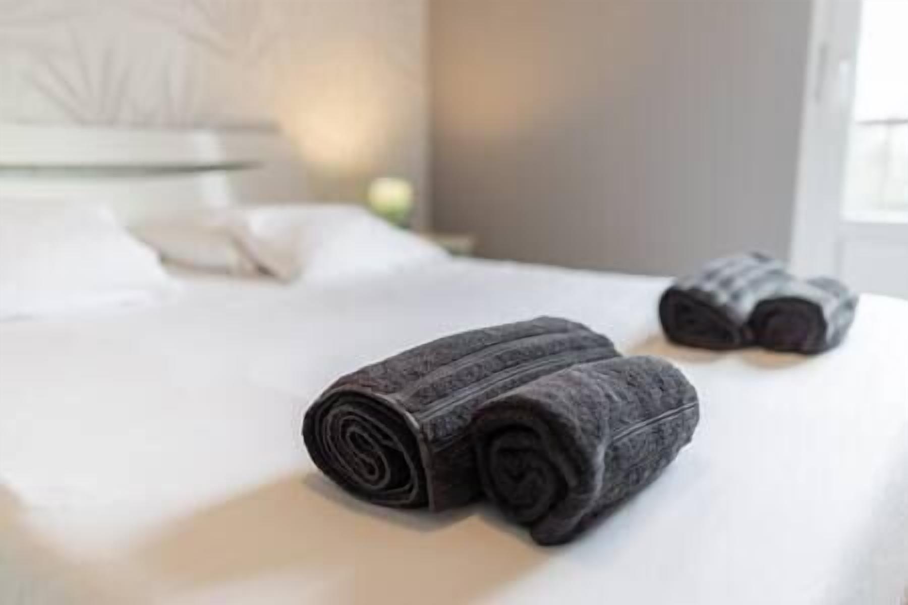 3 dormitorios, tabla de planchar con plancha, cuna de viaje y Internet