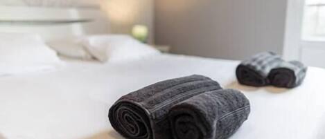 3 dormitorios, tabla de planchar con plancha, cuna de viaje y Internet