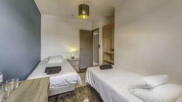 3 habitaciones, tabla de planchar con plancha y cuna de viaje