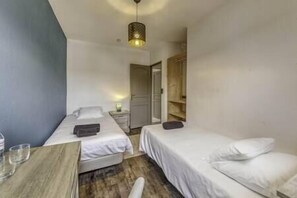 3 quartos, ferros/tábuas de passar roupa, berço de viagem