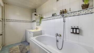 Regadera, secadora de cabello, toallas