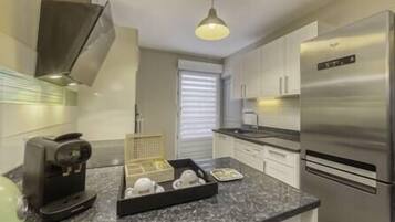 Réfrigérateur, micro-ondes, four, plaque de cuisson