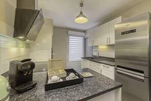 Geladeira, micro-ondas, fogão, cooktop