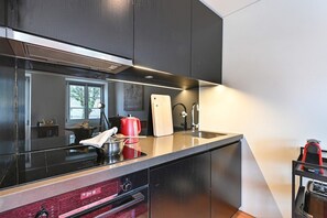 Fridge, microwave, dishwasher, coffee/tea maker - Abrigo da Muralha Apartment by Sé Apartments (Braga)
