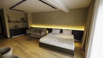 Familiekamer | Bedden met traagschuimmatrassen, een minibar, een kluis op de kamer