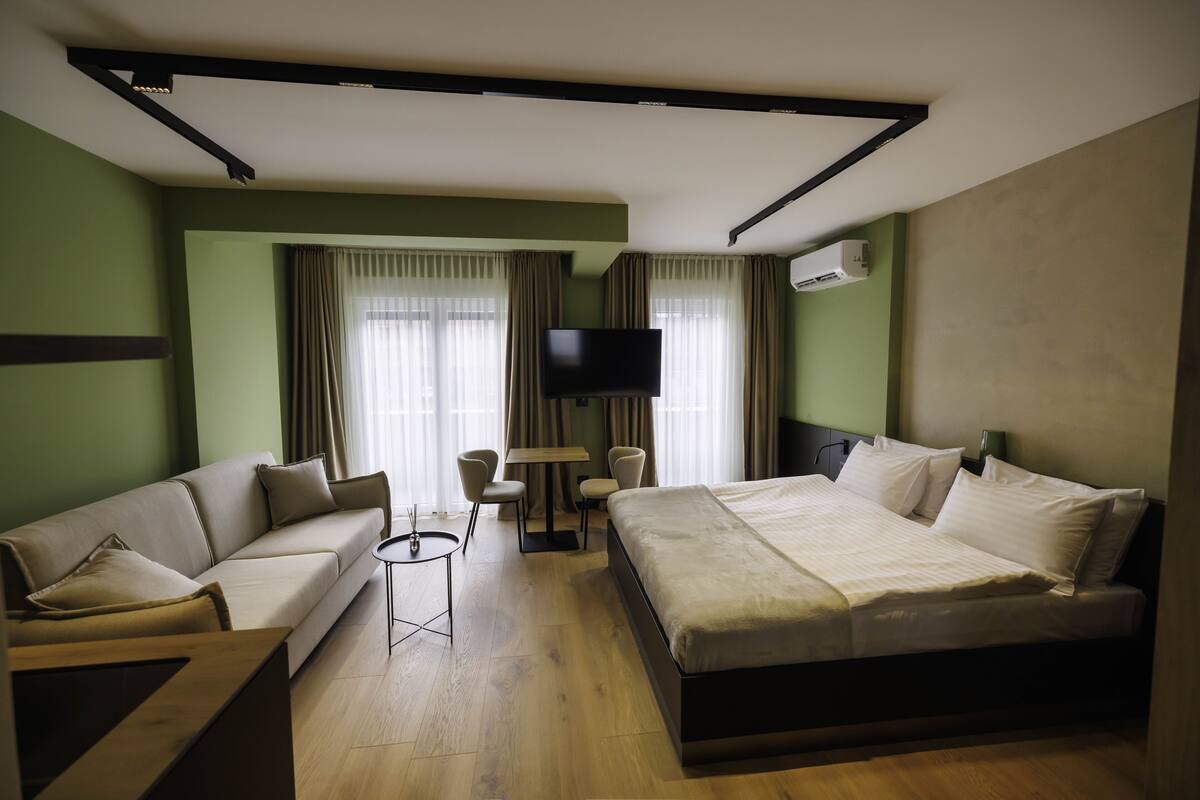 Premium Room | Memory foam beds, minibar, in-room safe, desk
