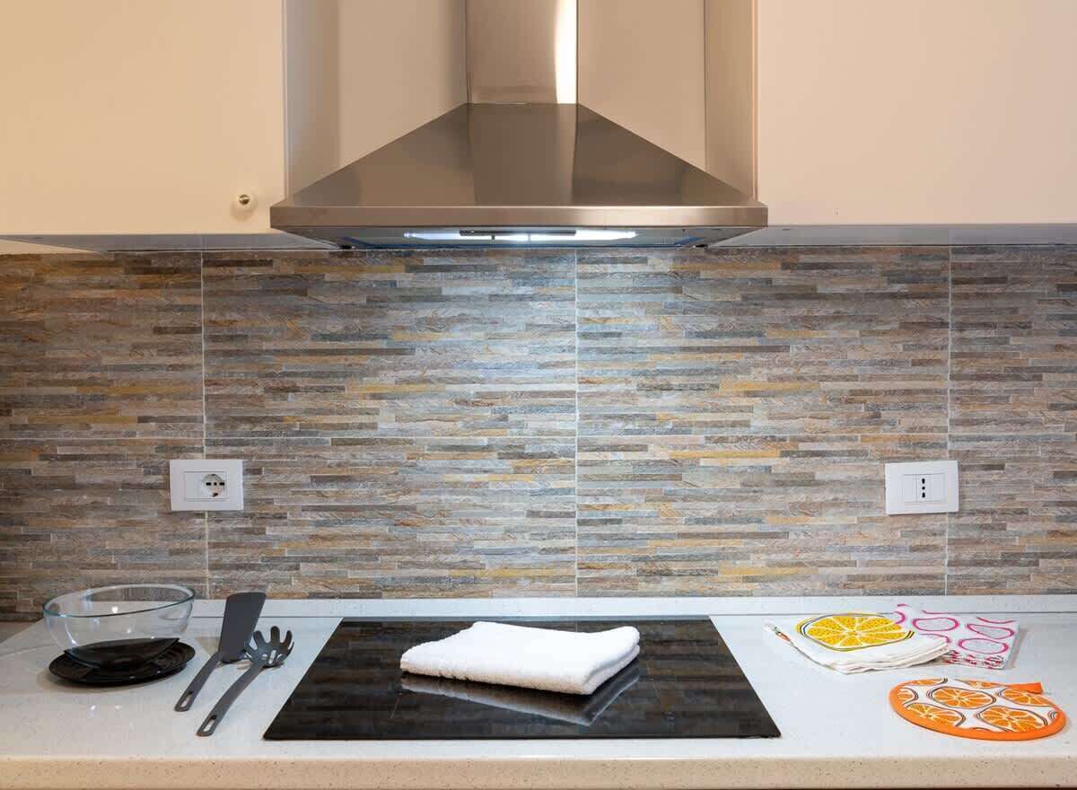 Fridge, oven, stovetop, coffee/tea maker