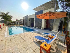 9 outdoor pools - Hills Paradise Inn (Udaipur)