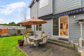 Outdoor dining - Serenity Shores in Kenmore (Kenmore)