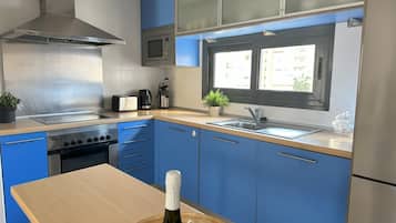 Een magnetron, een oven, een kookplaat, een vaatwasser