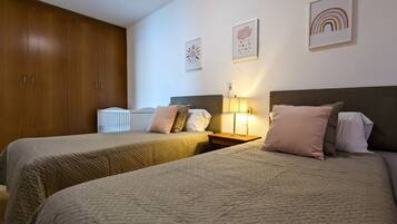 4 bedrooms, iron/ironing board, WiFi, bed sheets