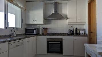 Microondas, horno, placa de cocina y lavavajillas