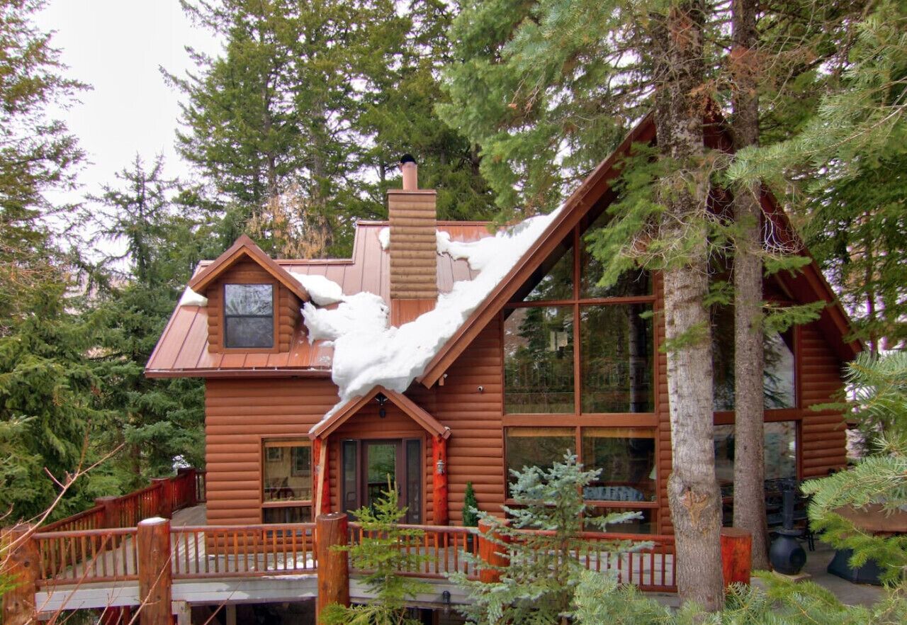 Large and comfy cabin fun for kids w/hot tub and waterfall views