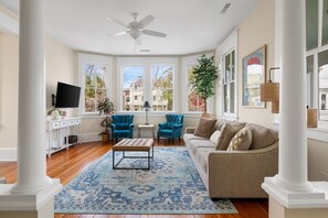 Een televisie, een open haard en een kantoor