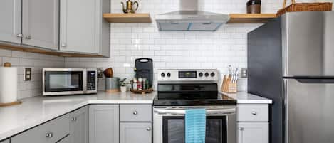 Refrigerador, microondas, horno y parrilla de estufa