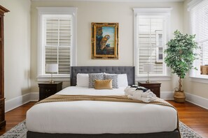 8 bedrooms, iron/ironing board, WiFi, bed sheets - Downtown Historic Home Close to Neighborhood Shops (Charleston)