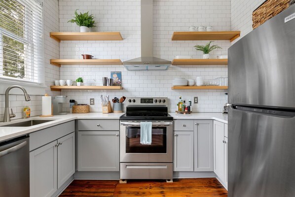 Refrigerador, microondas, horno, placa de cocina