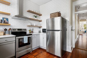 Fridge, microwave, oven, stovetop - Downtown Family-Friendly Home By Shops (Charleston)