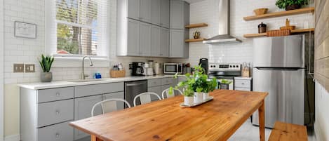 Een koelkast, een microgolfoven, een oven, een kookplaat