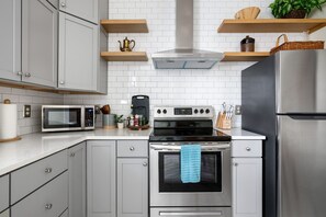 冰箱、微波炉、烤箱、炉灶