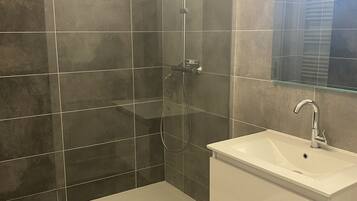 Douche, serviettes fournies