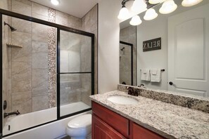 Dusj, hårføner og håndklær