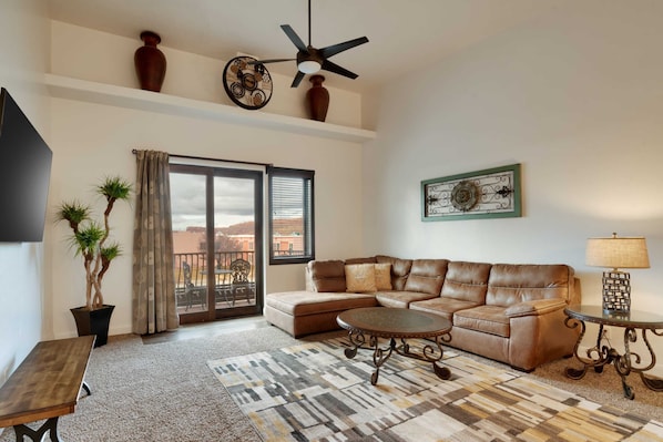 TV, offices - Luxury Downtown Rental - La Dolce Vita Villa #1 (Moab)