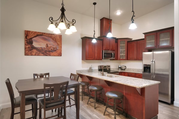 Fridge, microwave, oven, stovetop - Luxury Downtown Rental - La Dolce Vita Villa #3 (Moab)