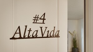 Un letrero con el texto "#4 AltaVida" colocado en una pared.