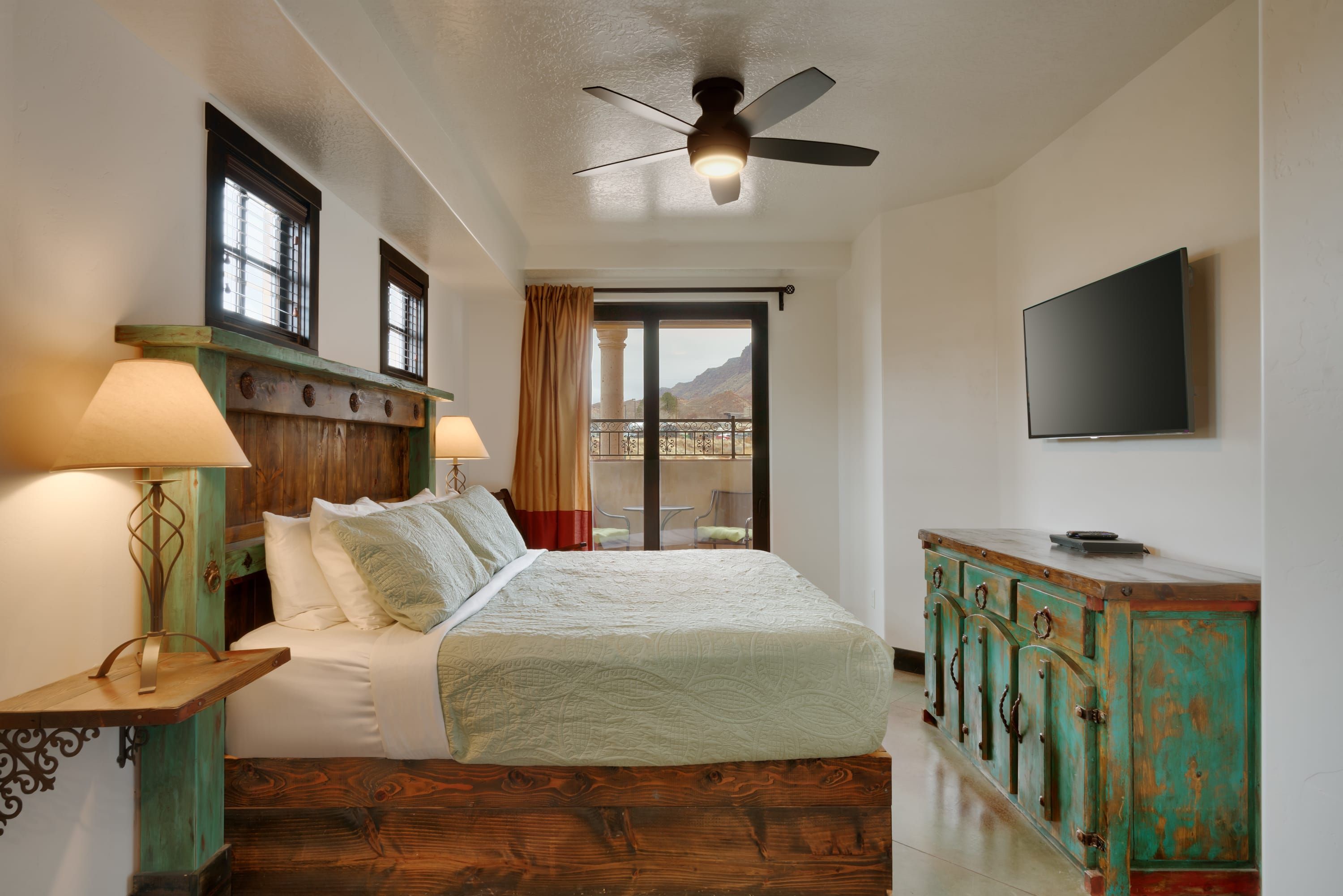 2 bedrooms, desk, iron/ironing board, WiFi
