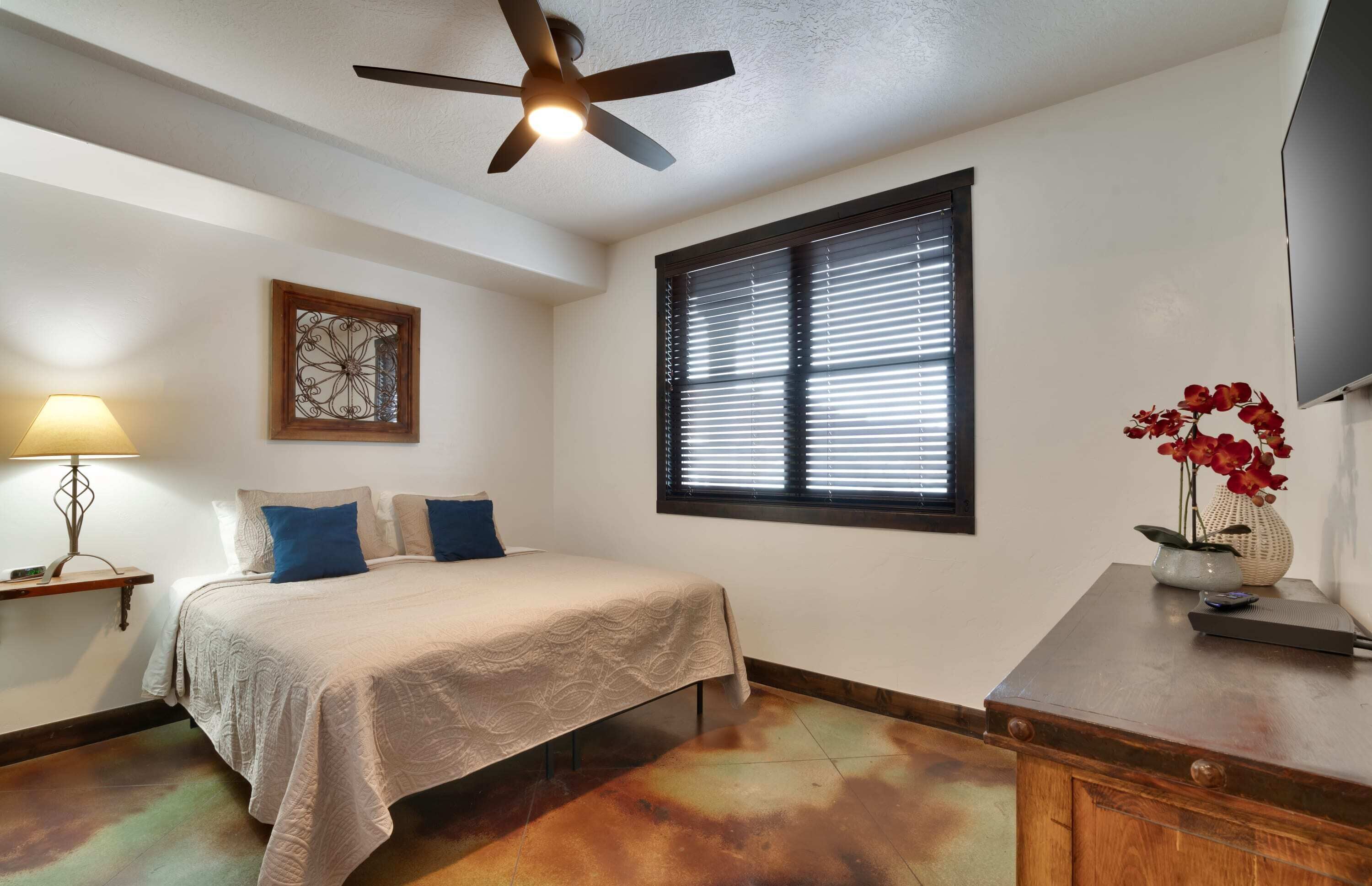 2 soverom, skrivebord, strykejern/-brett og wi-fi