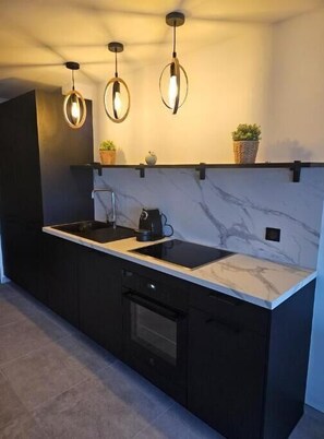 Frigorífico, microondas, horno y placa de cocina