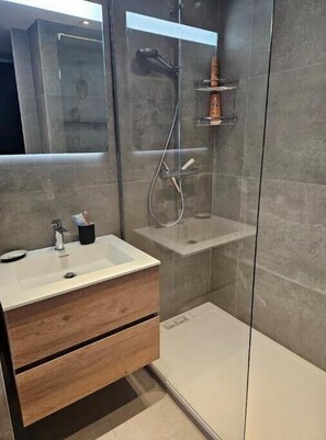 Dusche, Haartrockner, Handtücher, Seife