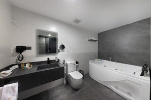 Suite with Spa Bath | Bathroom | Shower, rainfall showerhead, free toiletries, hair dryer - E hotel (Madinah)
