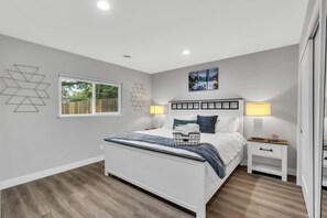 2 Schlafzimmer, Schreibtisch, Bügeleisen/Bügelbrett, Reisekinderbett