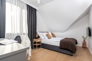 5 chambres, bureau, fer et planche à repasser, lit parapluie