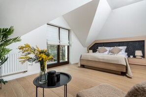 5 bedrooms, desk, iron/ironing board, travel cot - Escape to the luxury of Villa Wola (Kraków)